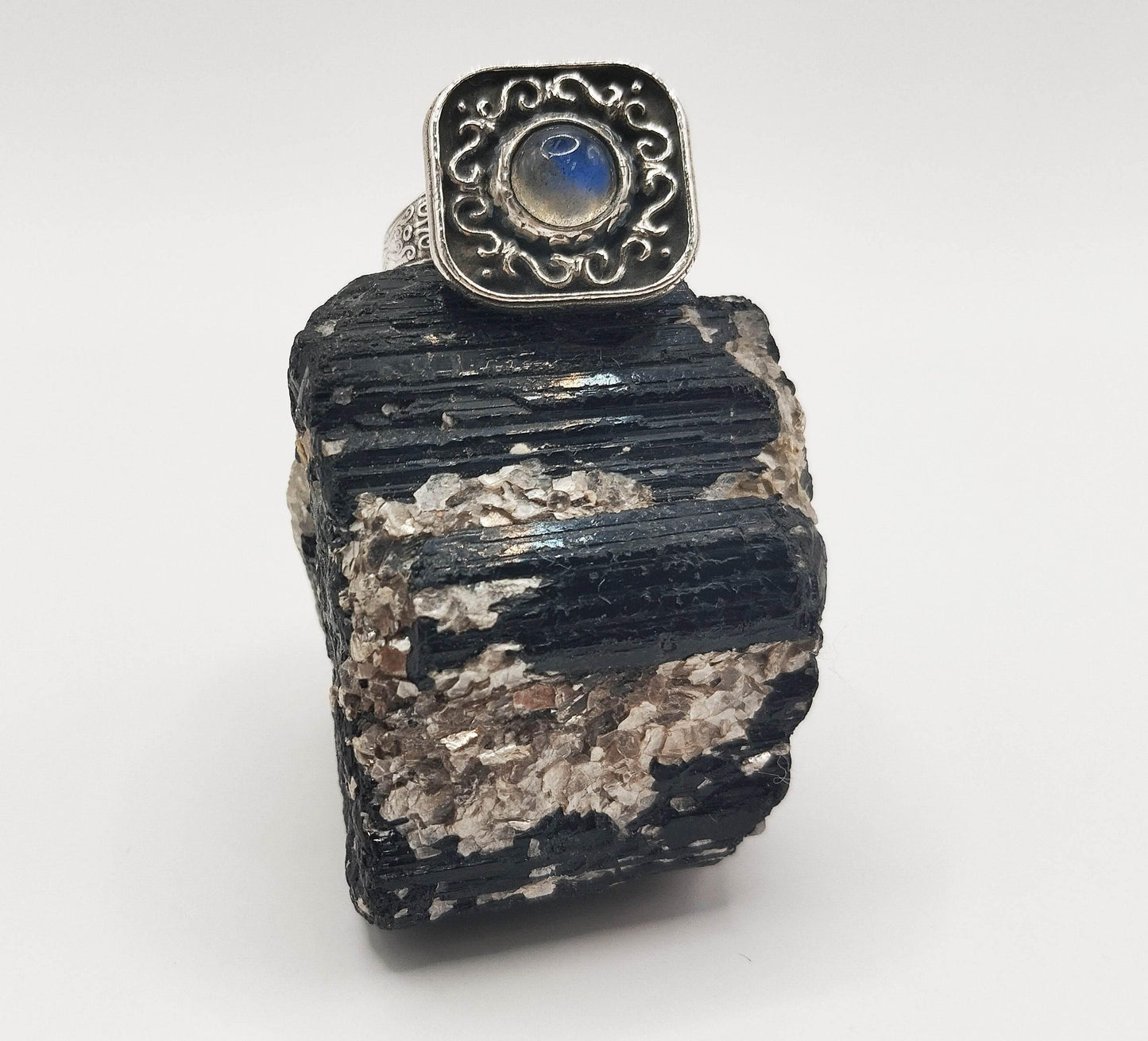 Ασημένιο δαχτυλίδι με φεγγαρόπετρα στο κέντρο.
Η φεγγαρόπετρα κάνει υπέροχο ιριδισμό και το δαχτυλίδι είναι χαραγμένο με αντικέ σχέδιο.