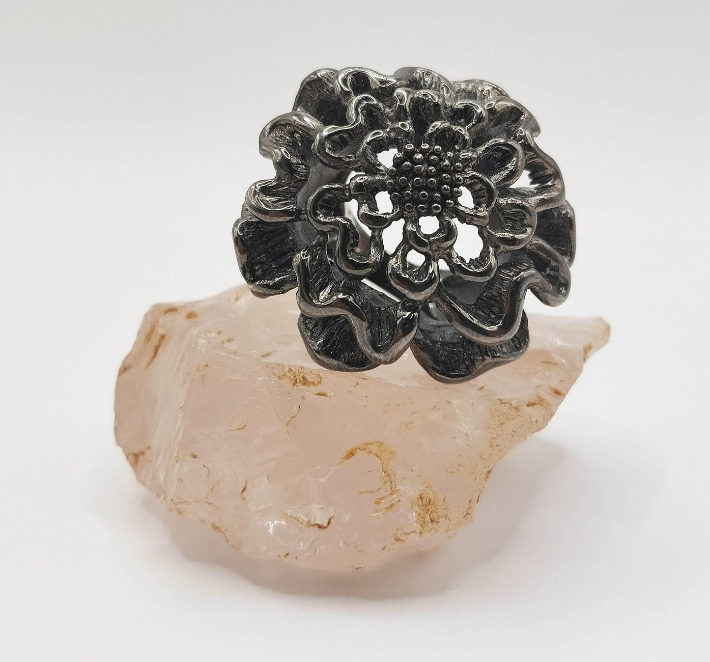 Ασημένιο δαχτυλίδι με επιμετάλλωση από μαύρο ρόδιο σε σχήμα λουλουδιού.
Ογκώδες δαχτυλίδι, σχεδιασμένο για να κάνει εντύπωση.