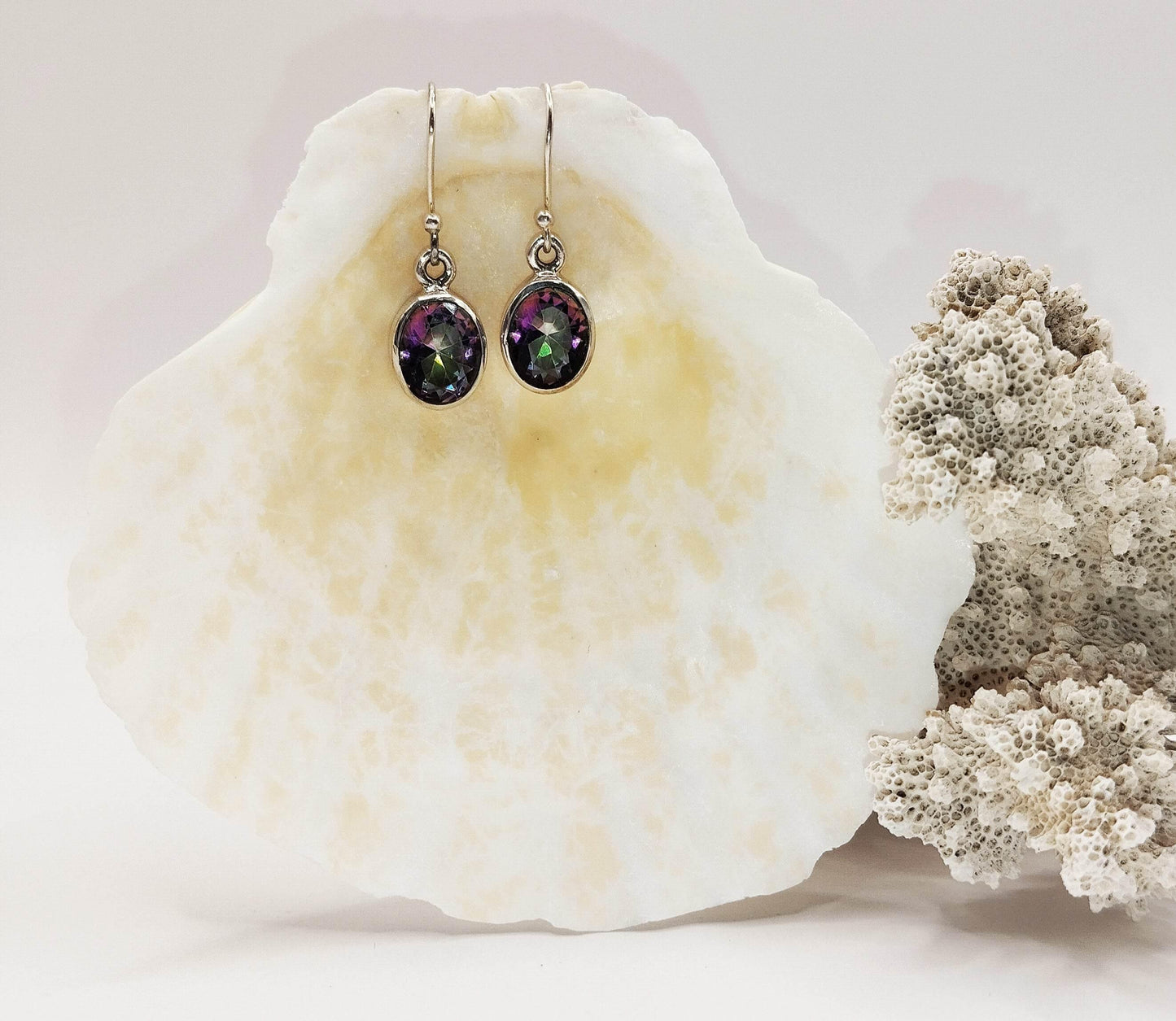 Ασημένια σκουλαρίκια με οβάλ τοπάζιο mystic.
Το τοπάζιο mystic είναι φυσική πέτρα τοπάζιου που υφίσταται χημική επεξεργασία ώστε να λάβει το ιριδίζον χρώμα της.