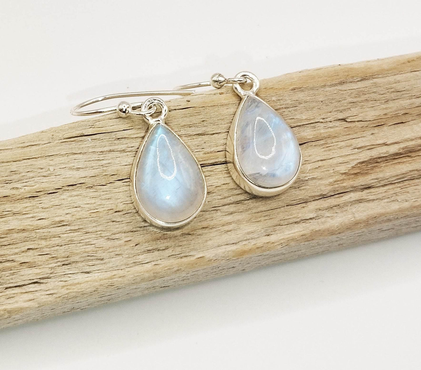 Ασημένια σκουλαρίκια με φεγγαρόπετρες σε σχήμα σταγόνας.
Κομψά και ιριδίζοντα.