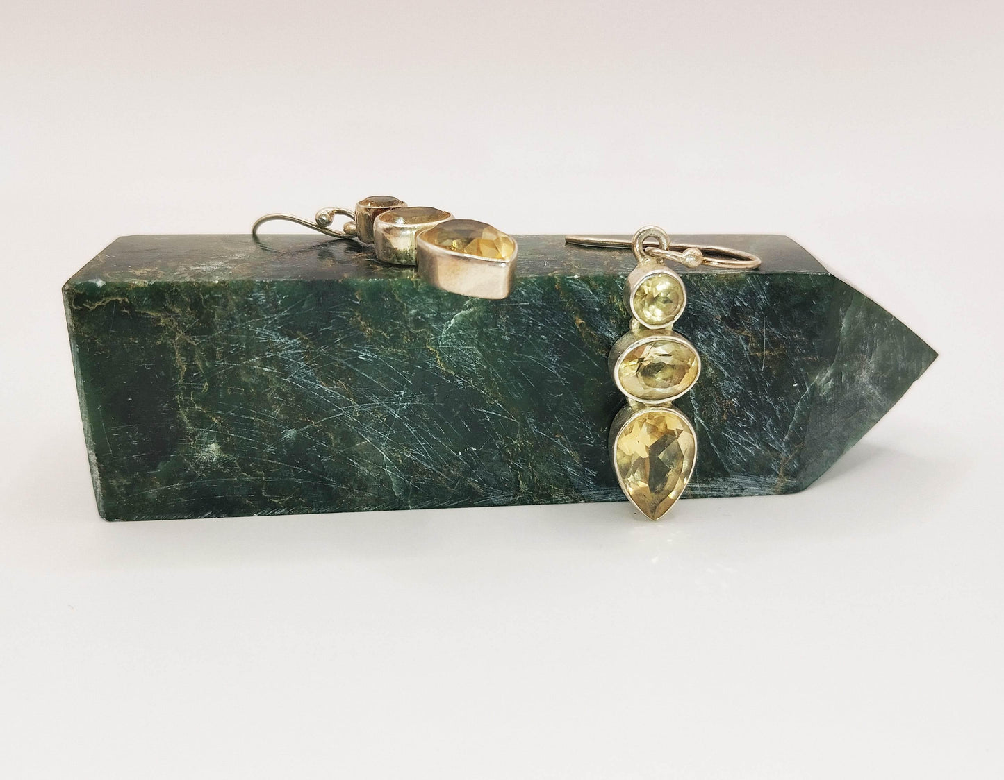 Ασημένια σκουλαρίκια με τρεις κρυστάλλους σιτρίν.
Υπέροχο ζευγάρι που λάμπει χάρη στο χρυσαφί χρώμα του σιτρίν.