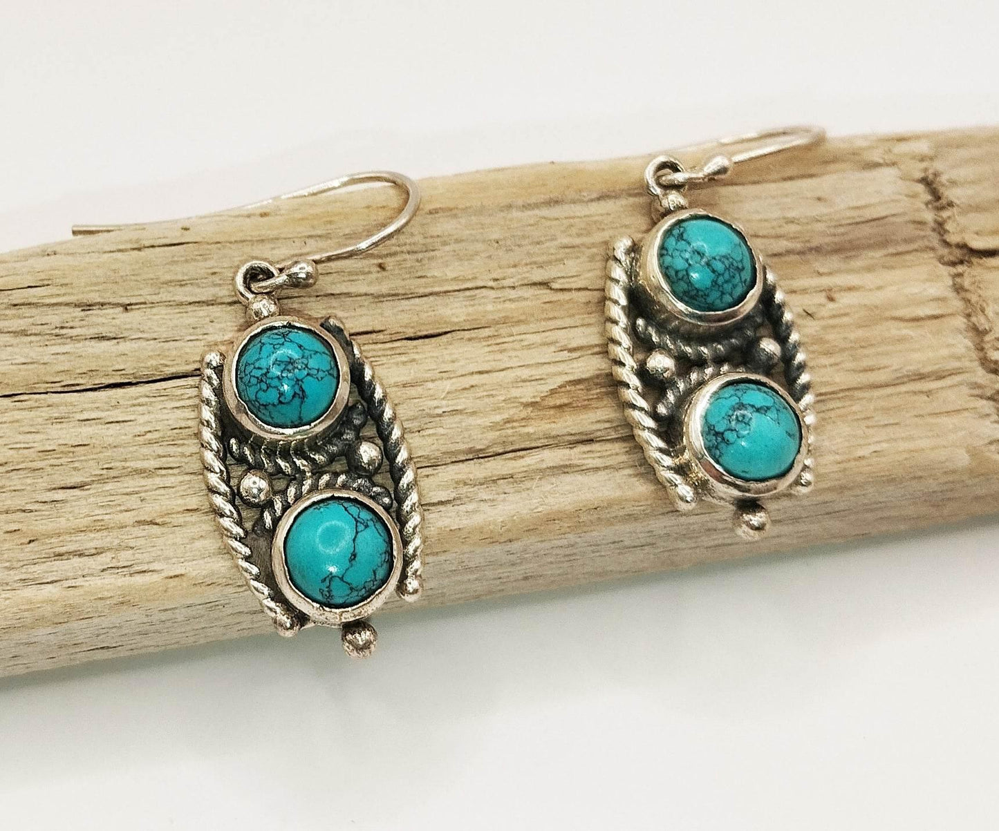 Ασημένια σκουλαρίκια με δύο στρογγυλές πέτρες τυρκουάζ.
ιδανικά για κάθε μέρα.