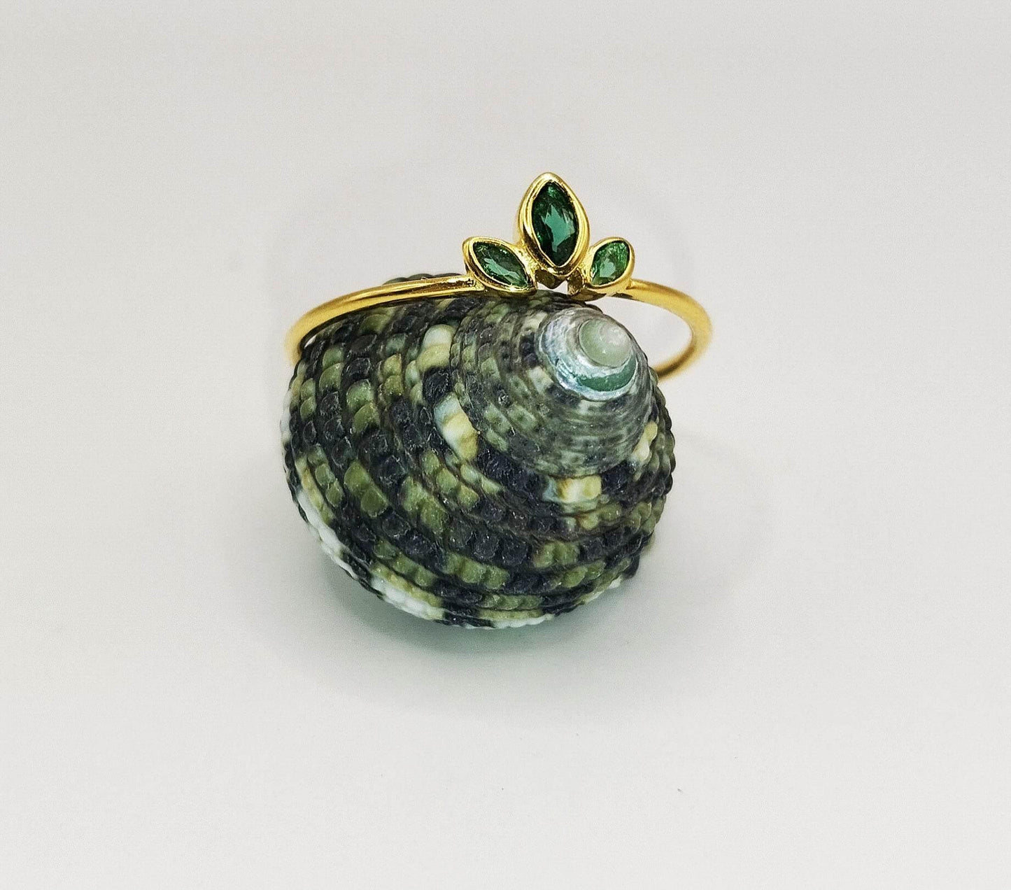 Δαχτυλίδι από επιχρυσωμένο ασήμι με τρία πράσινα ζιργκόν σε σχήμα φύλλου.
Απλό σχέδιο, ιδανικό για καθημερινή χρήση, αλλά και ιδιαίτερες περιστάσεις.