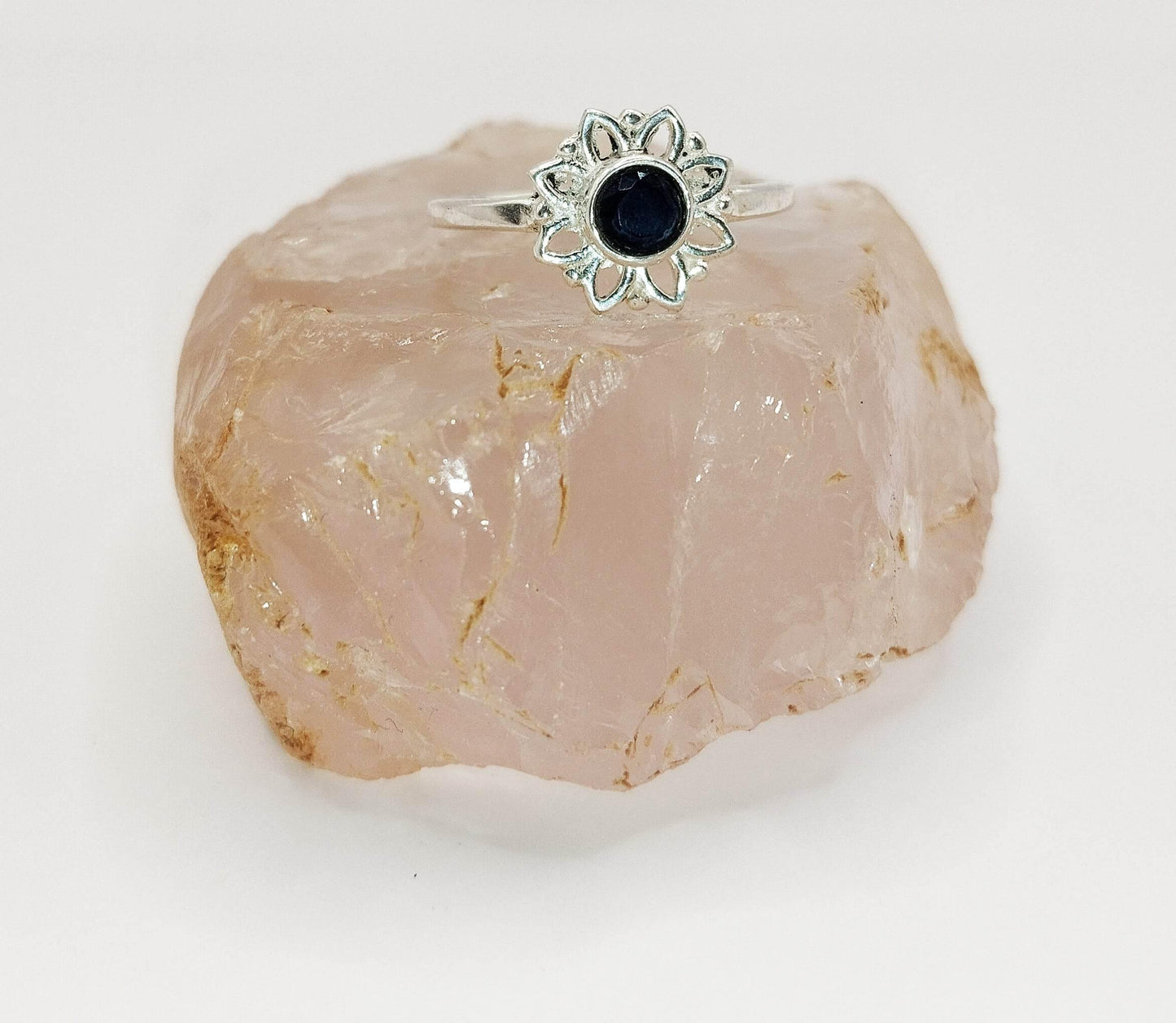 Ασημένιο δαχτυλίδι με μπλε ζαφείρι στο κέντρο μιας ασημένιας μαργαρίτας.
Απλό και χαριτωμένο.