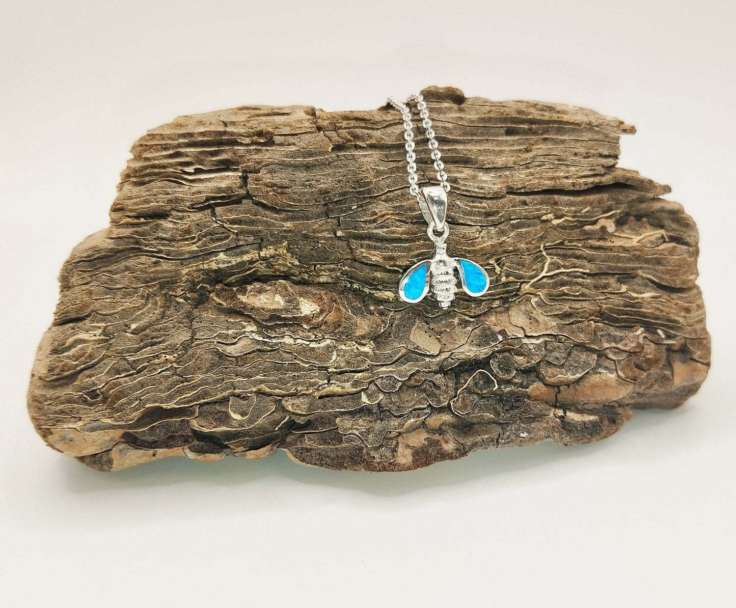 Ασημένιο κολιέ με μενταγιόν σε σχήμα μέλισσας και φτερά από μπλε οπάλιο.