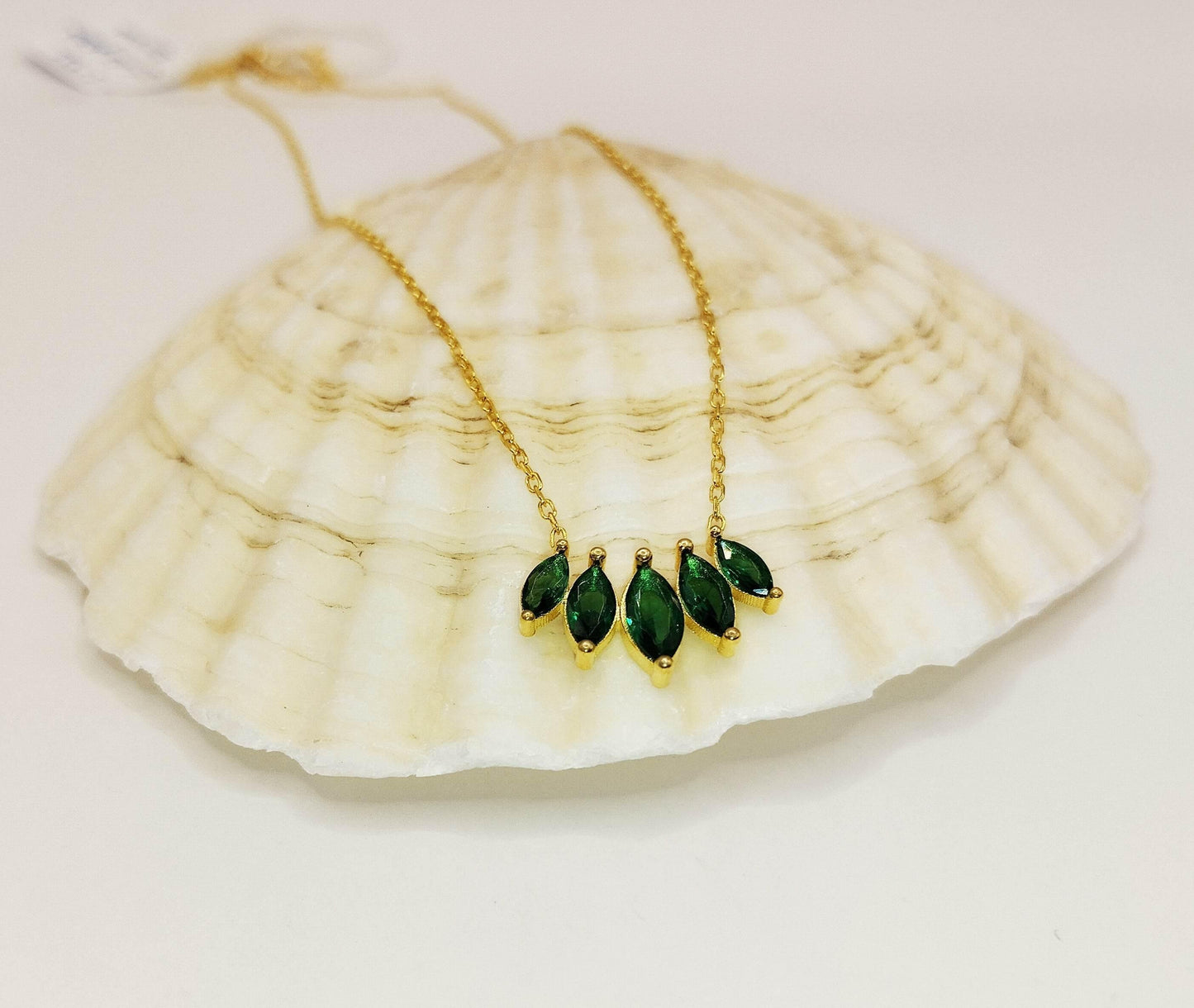 Κολιέ από επιχρυσωμένο ασήμι με πέντε πράσινα ζιργκόν "φύλλα".