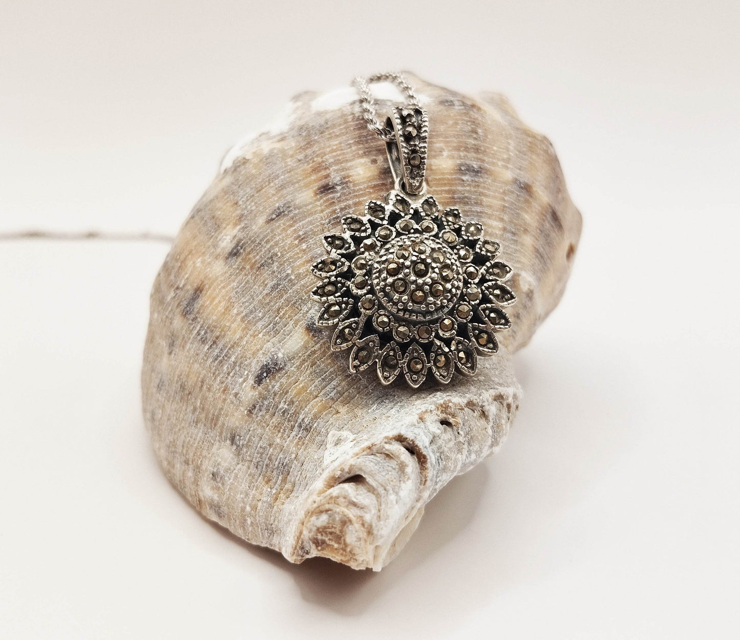 Ασημένιο κολιέ με ασημένιο μενταγιόν σε σχήμα λουλουδιού στολισμένο με μαρκασίτες.