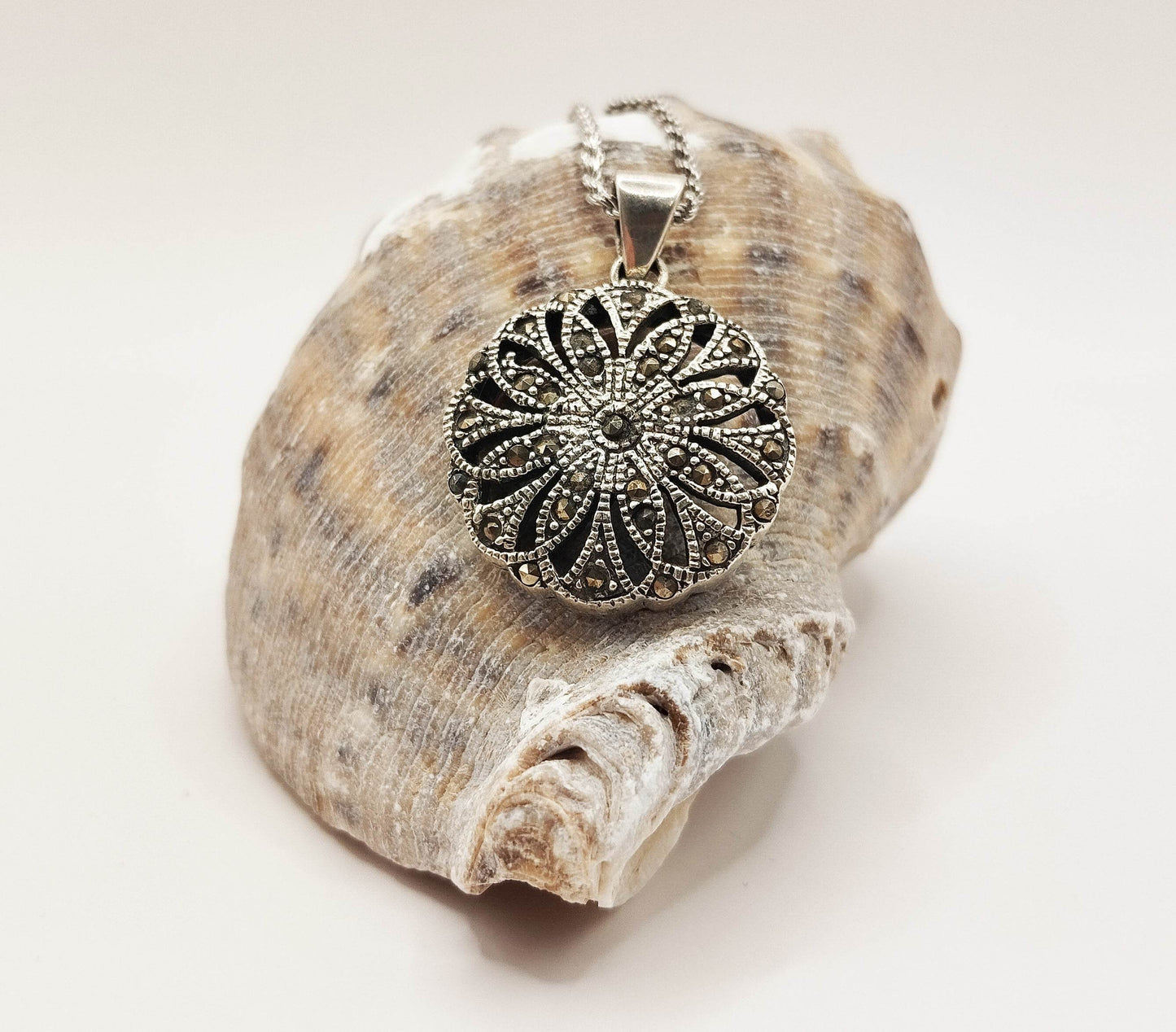 Ασημένιο κολιέ με ασημένιο μενταγιόν σε σχήμα λουλουδιού στολισμένο με μαρκασίτες.