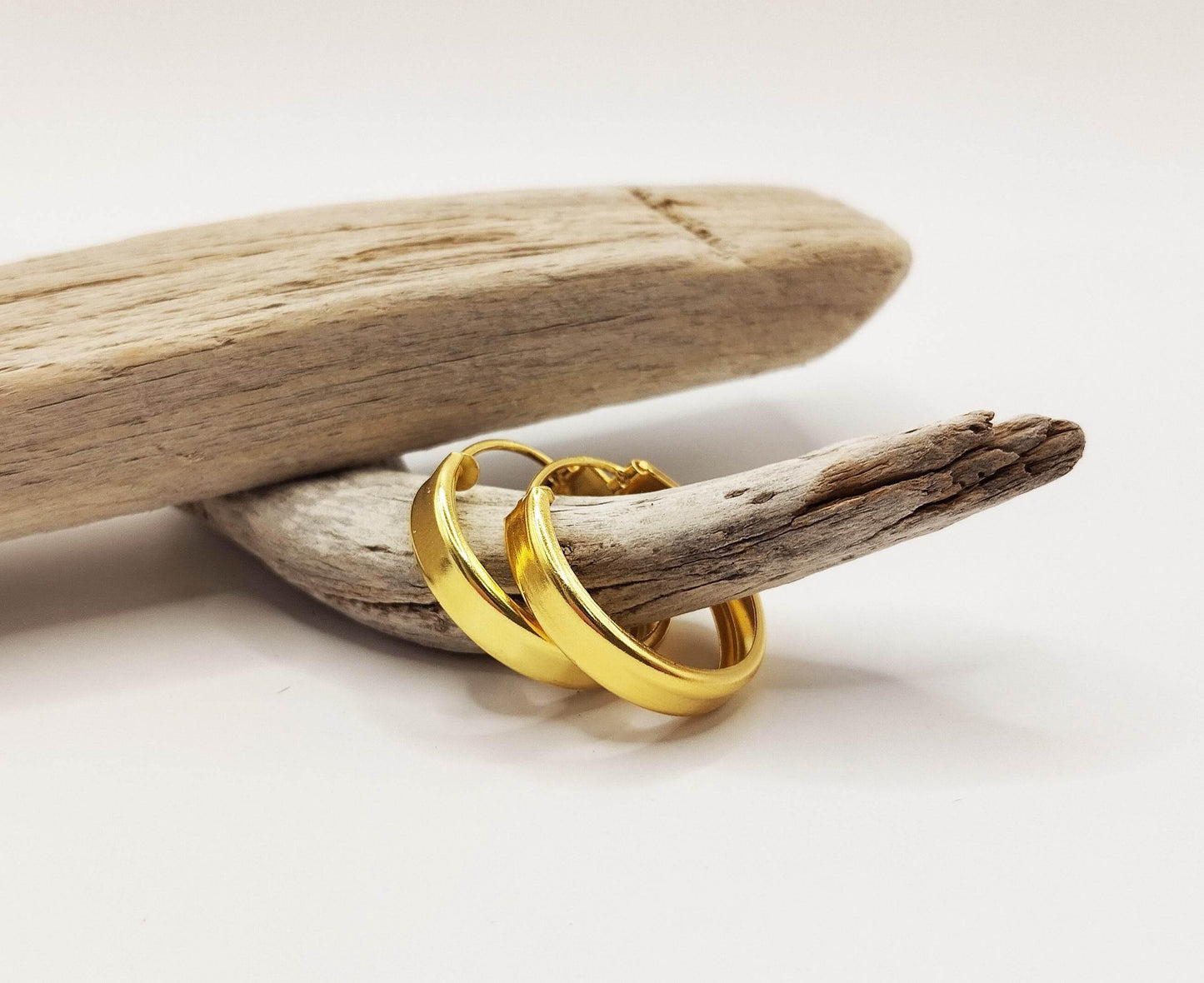 Κρίκοι από επιχρυσωμένο ασήμι.
Είναι σχετικά φαρδείς και ιδανικοί για κάθε μέρα.