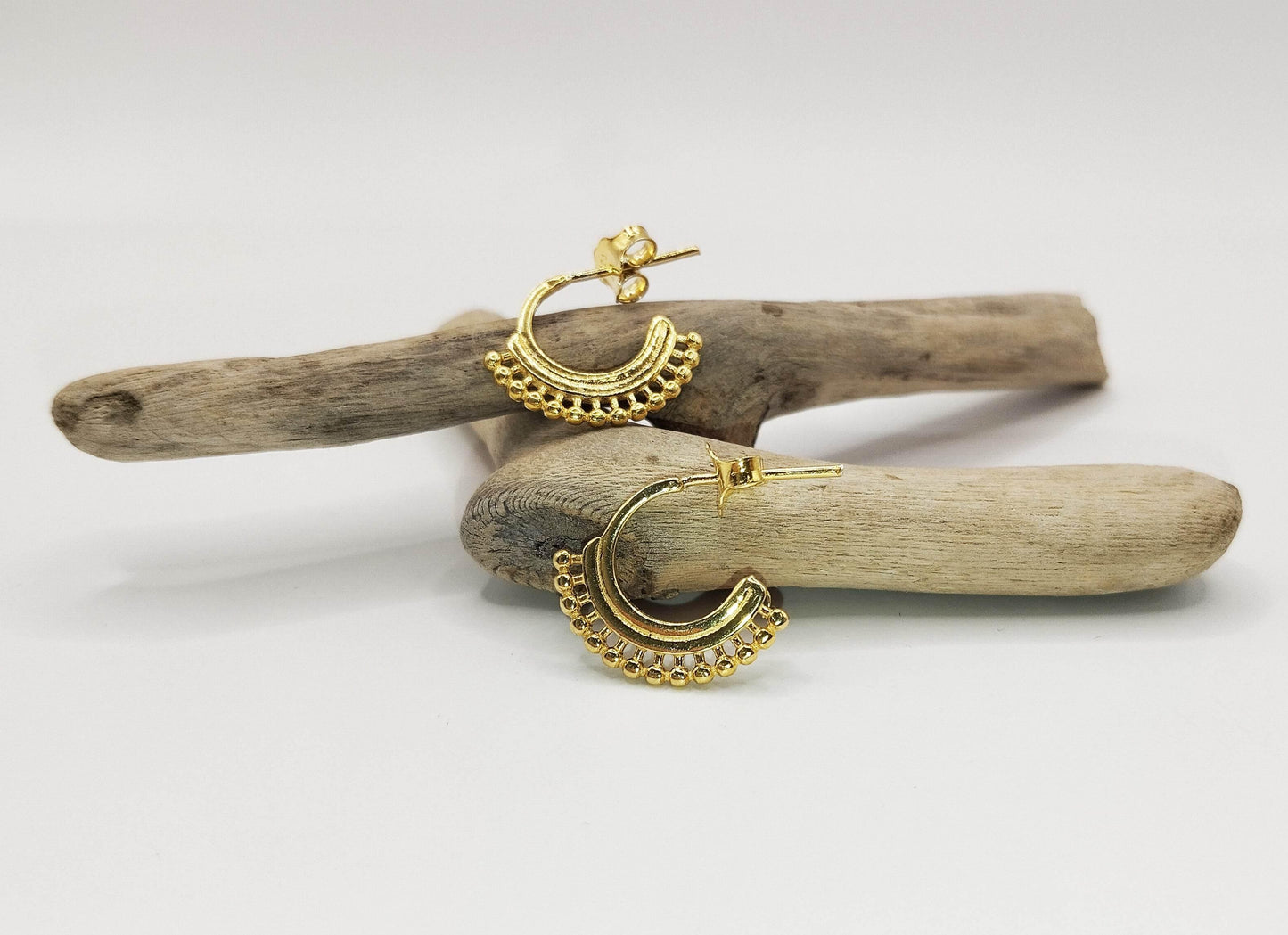 Κρίκοι μισοφέγγαρο από επιχρυσωμένο ασήμι με σχέδιο με χρυσές μπιλίτσες κατά μήκος.
Μια "έθνικ" παραλλαγή στον κλασικό κρίκο.