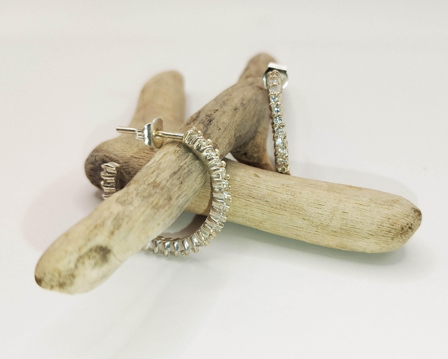 Ασημένιοι κρίκοι με λευκά ζιργκόν κατά μήκος του κρίκου.
Λαμπερά και ζωηρά.