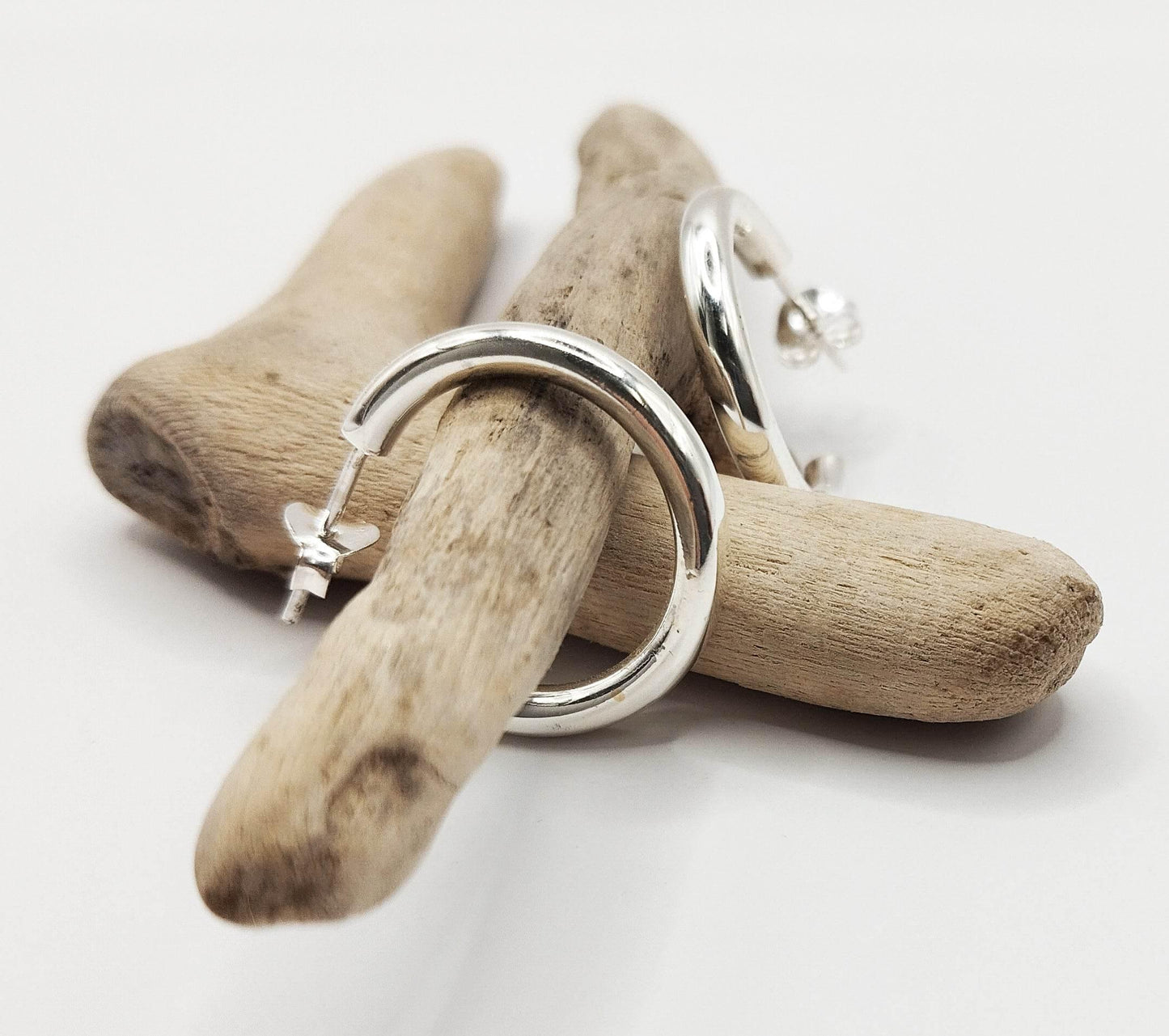 Ασημένιοι κρίκοι.
Οι κρίκοι αυτοί έχουν λίγο μεγαλύτερο πάχος από το συνηθισμένο και είναι ιδανικοί για κάθε μέρα.