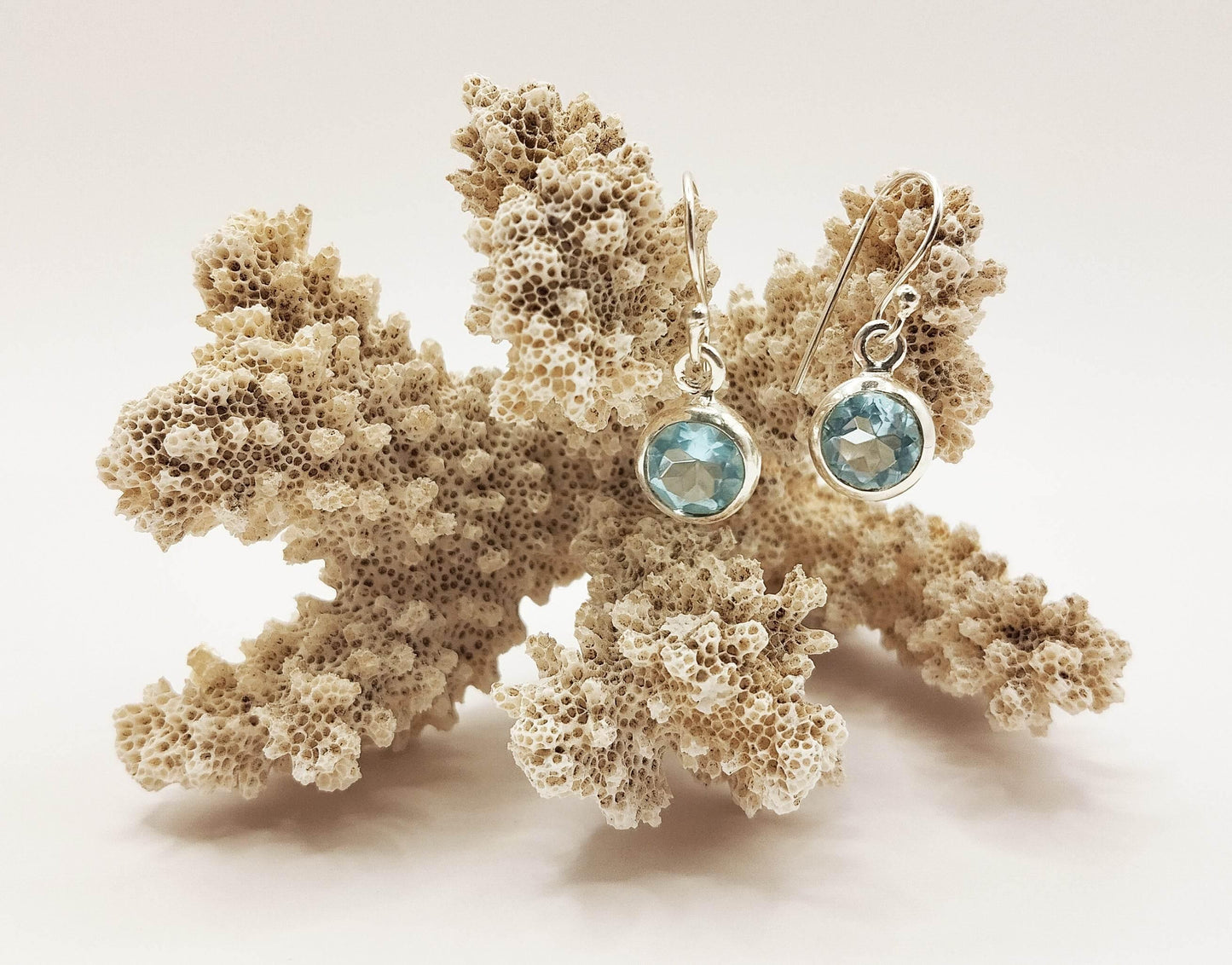 Ασημένια σκουλαρίκια με γαλάζιο τοπάζιο.
Ιδανικά για καλοκαιρινές εμφανίσεις ή "ηλιόλουστη" διάθεση όλο το χρόνο.