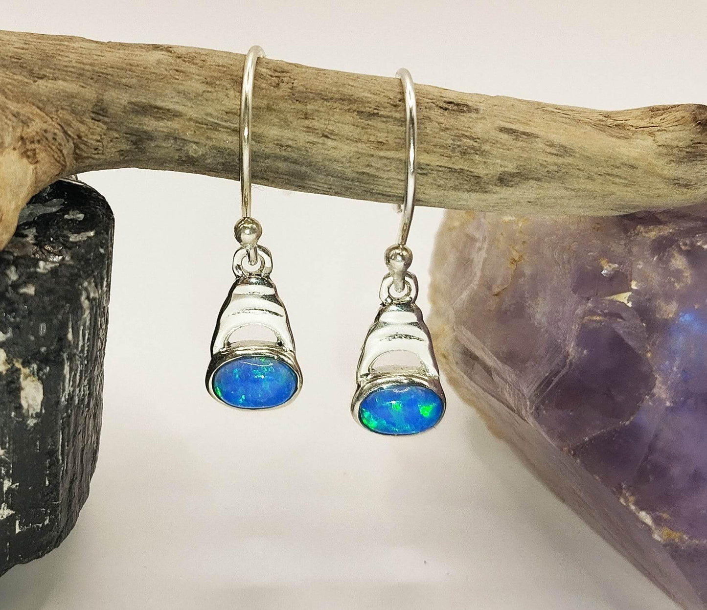 Ασημένια σκουλαρίκια με μπλε οπάλιο.
Μπορούν να συνδυαστούν και με το δαχτυλίδι μας με μπλε οπάλιο.