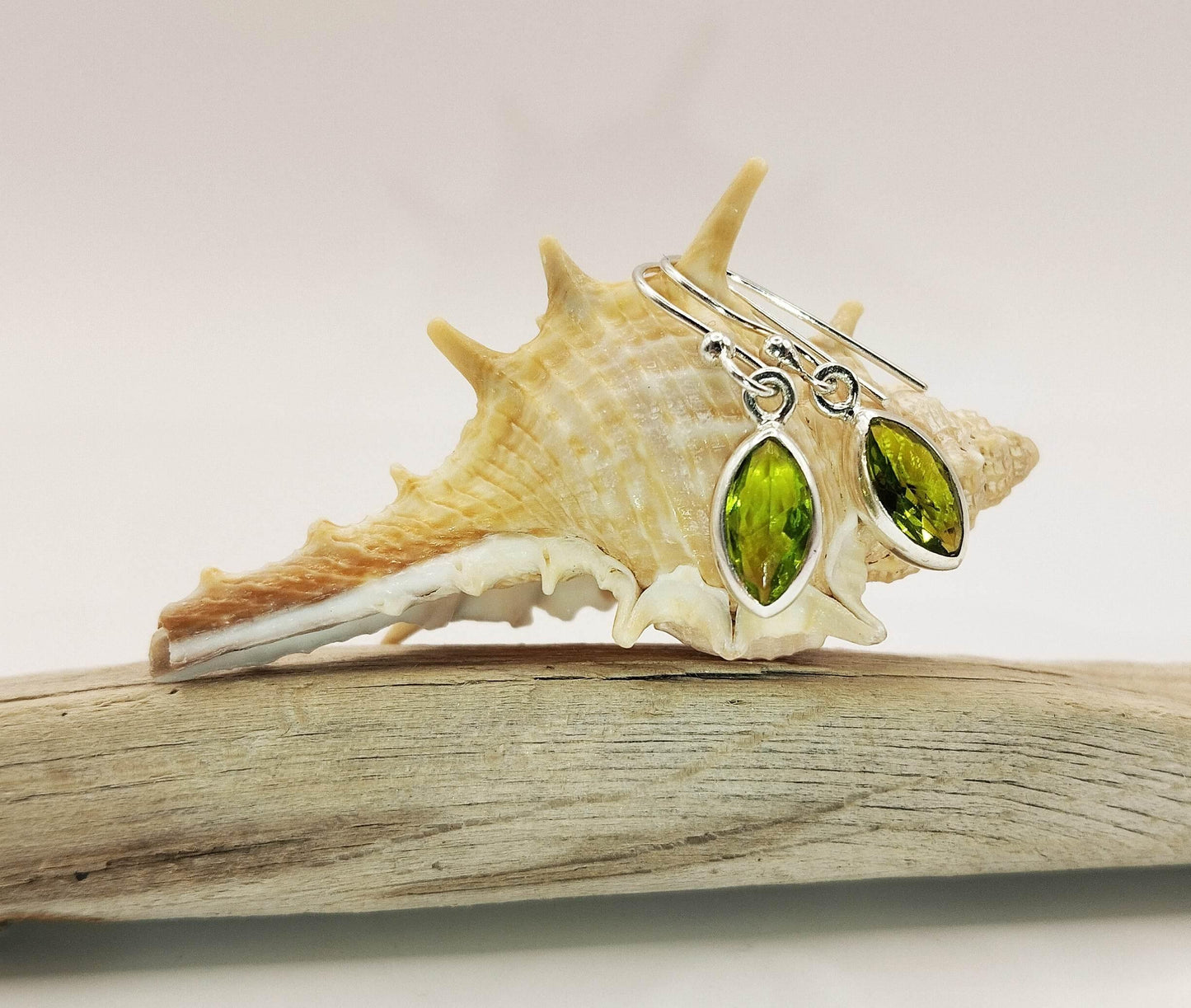 Ασημένια σκουλαρίκια με πράσινο περίδοτο.
Για μια σικ πινελιά πράσινου στην εμφάνισή σας.