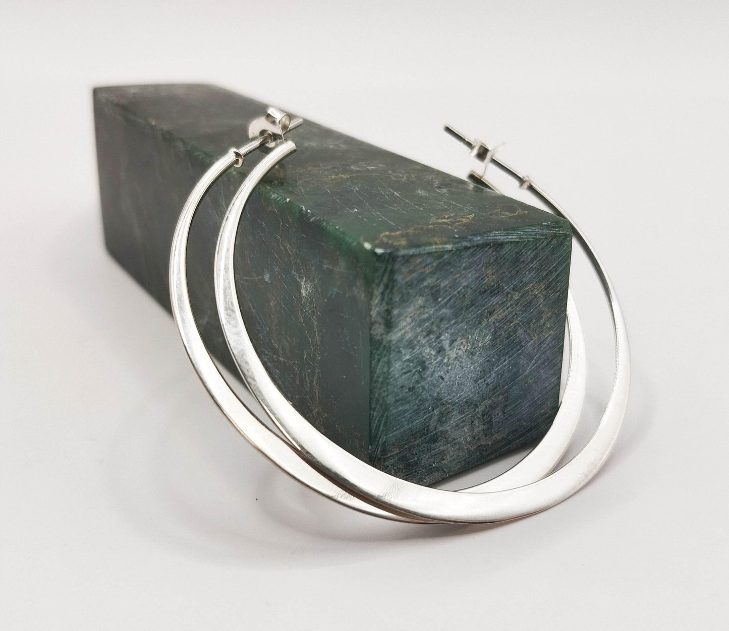 Ασημένια σκουλαρίκια καρφάκια με μπλε τετράγωνα οπάλια.
Μικρά, αλλά ξεχωριστά, χάρη στη λάμψη του οπαλίου.
Μπορούν και να συνδυαστούν με το δαχτυλίδι μας με μπλε οπάλιο.