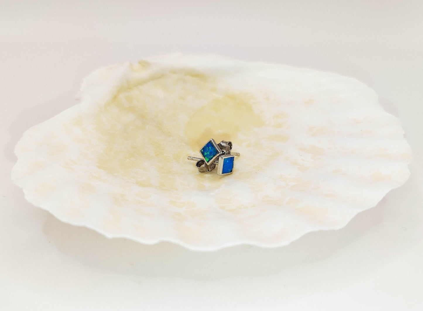 Ασημένια σκουλαρίκια καρφάκια με μπλε τετράγωνα οπάλια.
Μικρά, αλλά ξεχωριστά, χάρη στη λάμψη του οπαλίου.
Μπορούν και να συνδυαστούν με το δαχτυλίδι μας με μπλε οπάλιο.