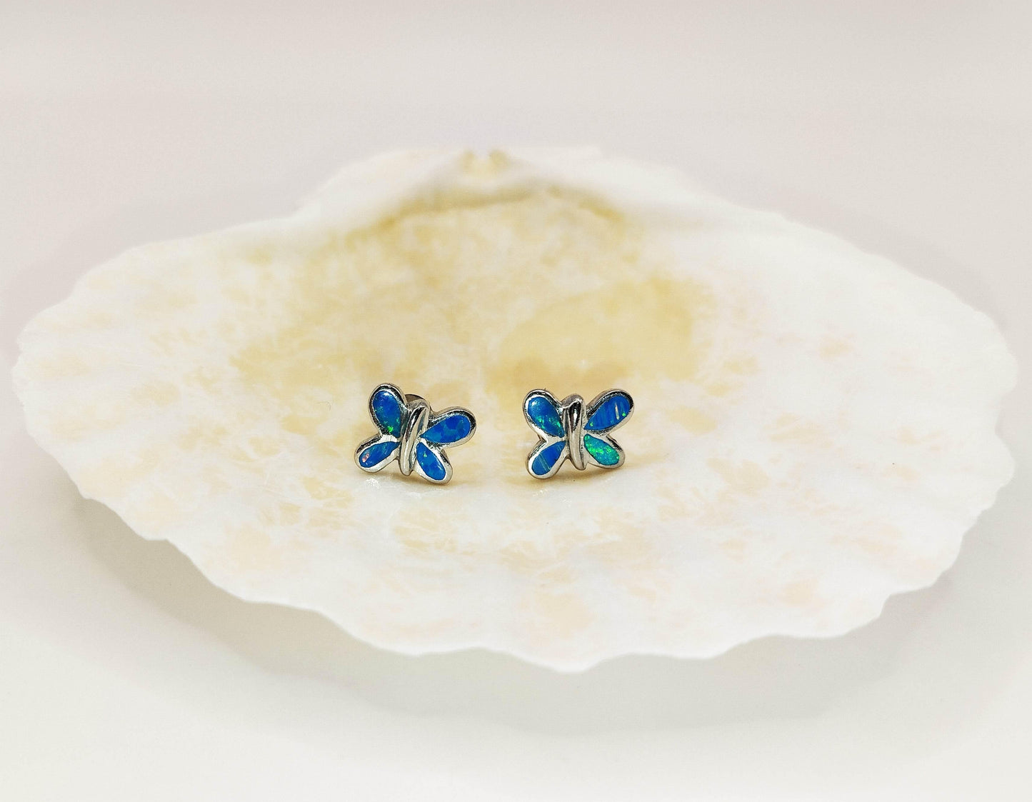 Ασημένια σκουλαρίκια καρφάκια σε σχήμα πεταλούδας με μπλε οπάλια.
Μπορούν και να συνδυαστούν με το δαχτυλίδι μας με μπλε οπάλιο.