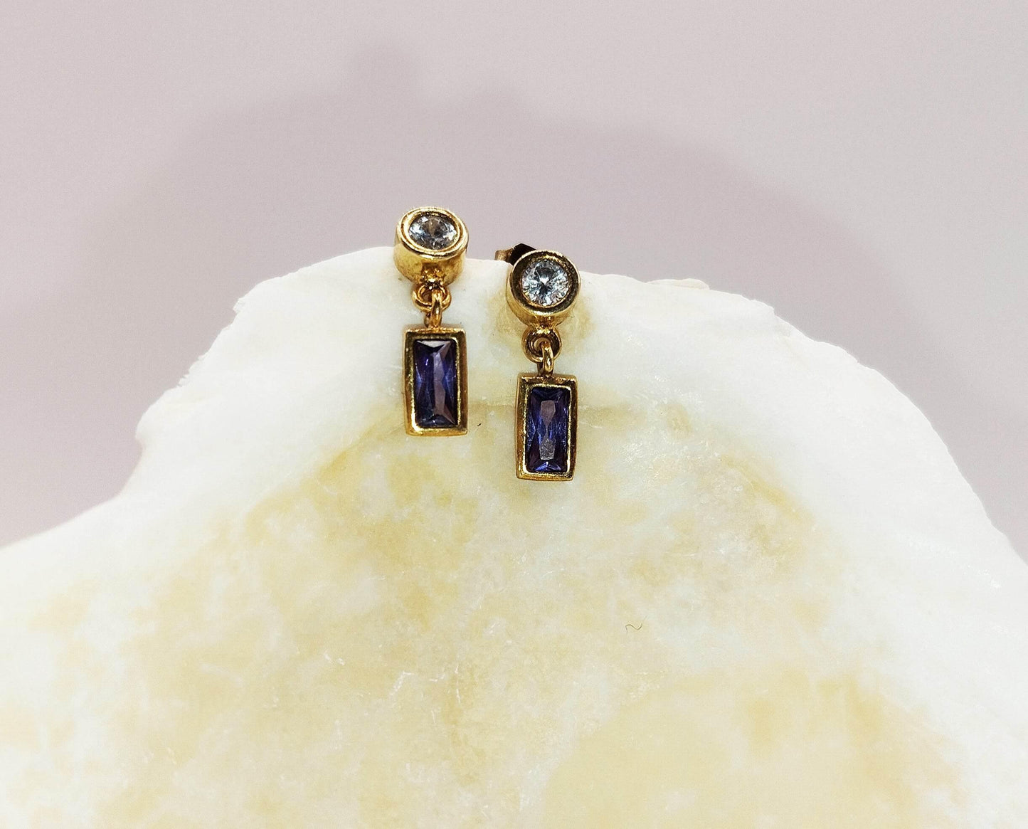 Σκουλαρίκια από επιχρυσωμένο ασήμι με λευκά και μωβ ζιργκόν.
Τέλειο ζευγάρι για κάθε μέρα.