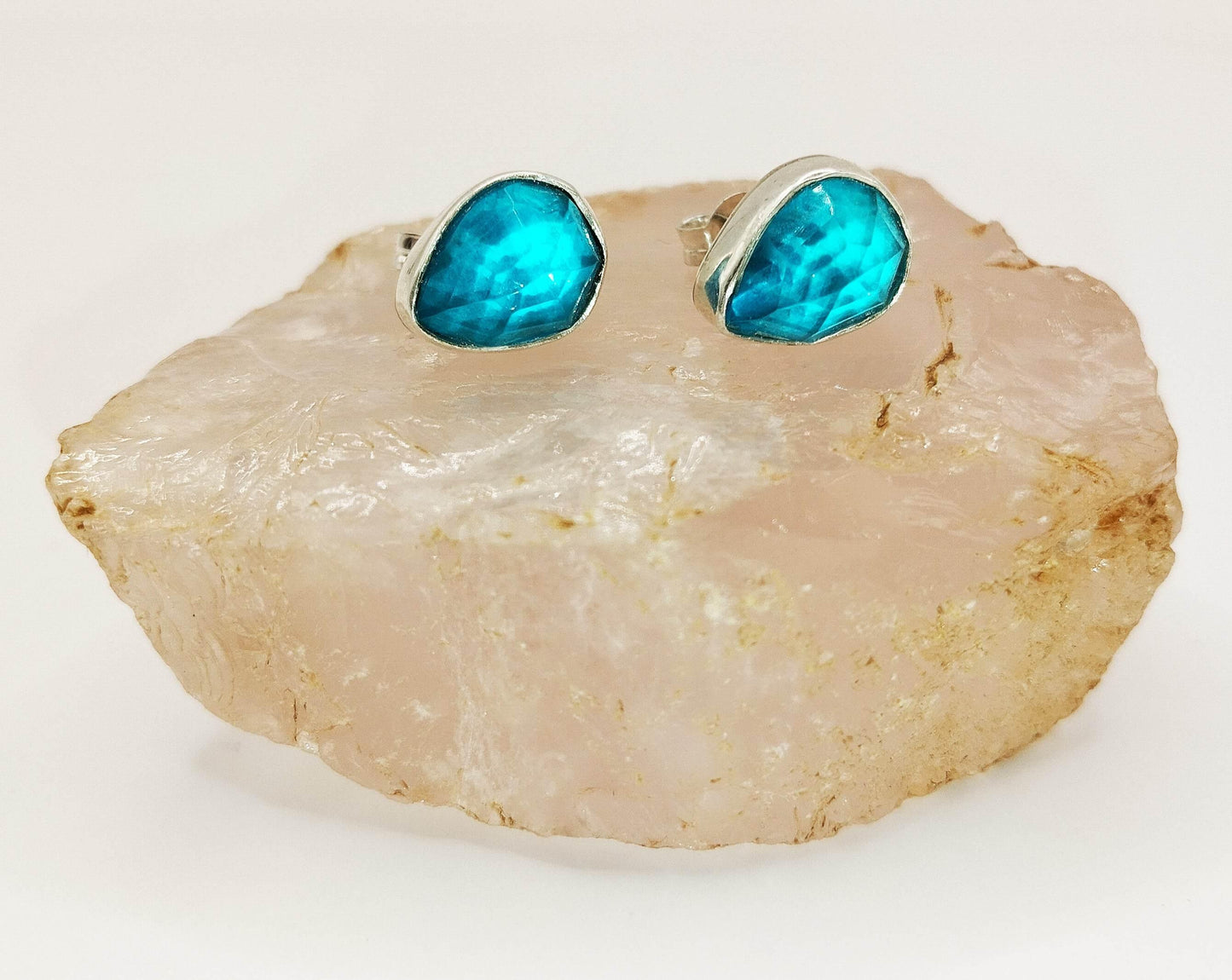 Ασημένια σκουλαρίκια καρφάκια με φωτεινό γαλάζιο τοπάζιο.
Εμπνευσμένα από τη θάλασσα και τον ουρανό της Μεσογείου, αυτά τα σκουλαρίκια δεν περνάνε απαρατήρητα και μπορούν να συνδυαστούν με το δαχτυλίδι μας με γαλάζιο τοπάζιο.