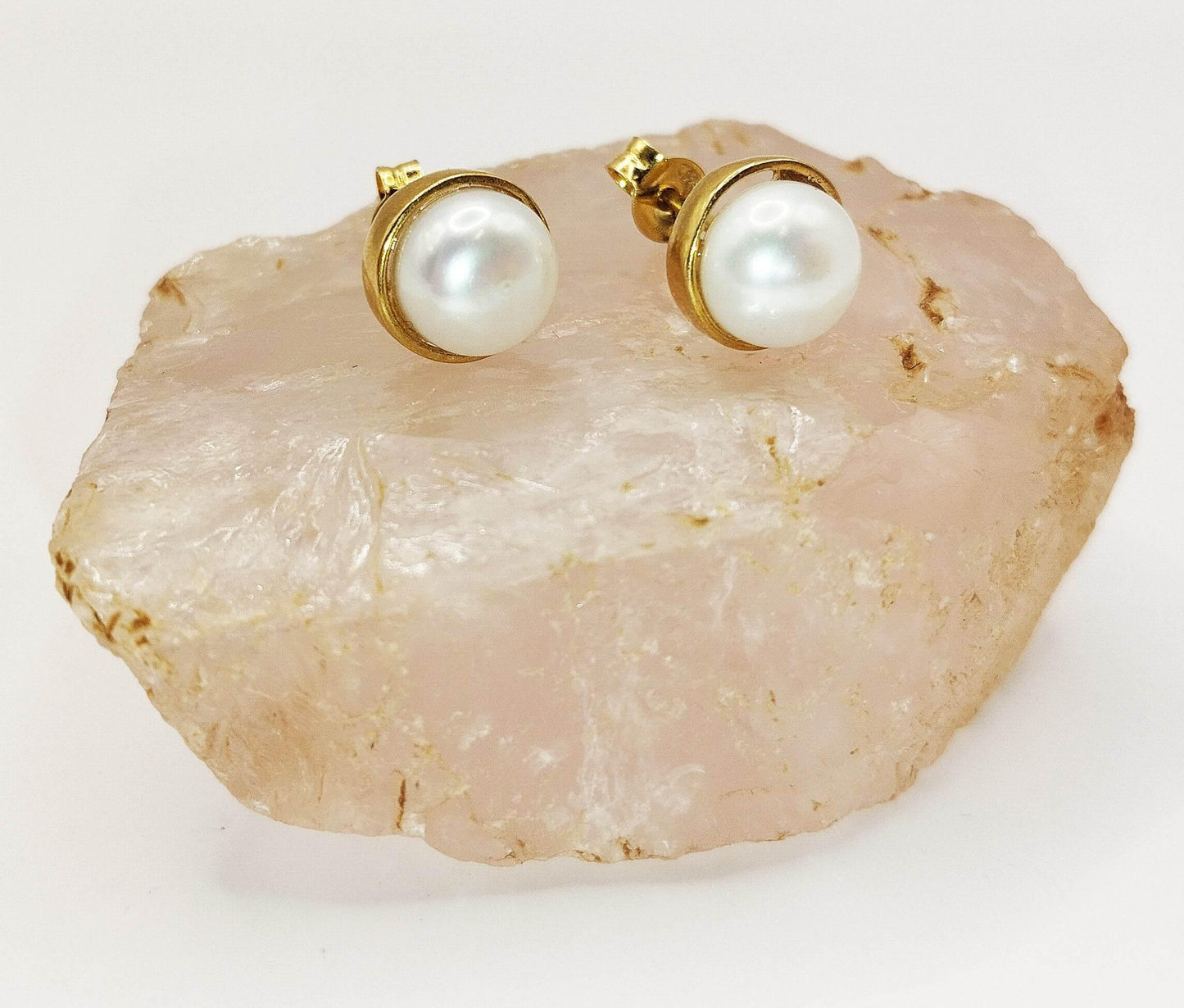 Σκουλαρίκια καρφάκια από επιχρυσωμένο ασήμι με μαργαριτάρια.
Απολύτως classy επιλογή.