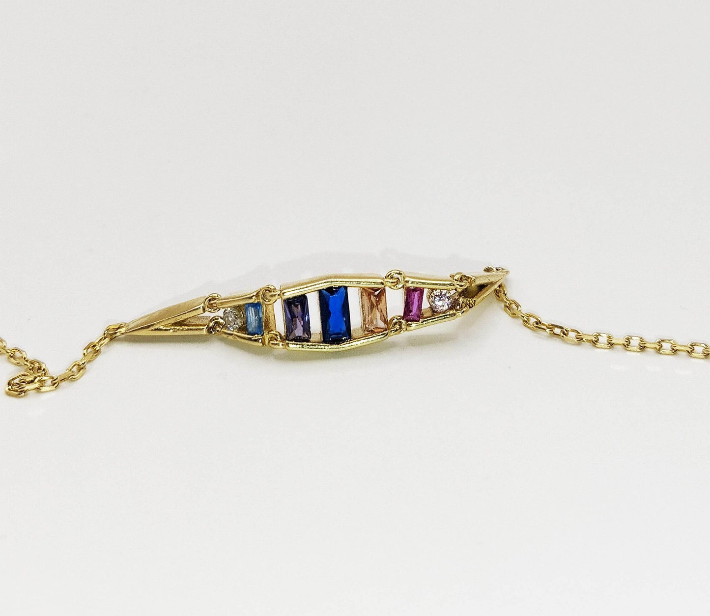 Βραχιόλι από επιχρυσωμένο ασήμι με μια σειρά από πέτρες ζιργκόν σε διάφορα χρώματα.
Κομψό και παιχνιδιάρικο.