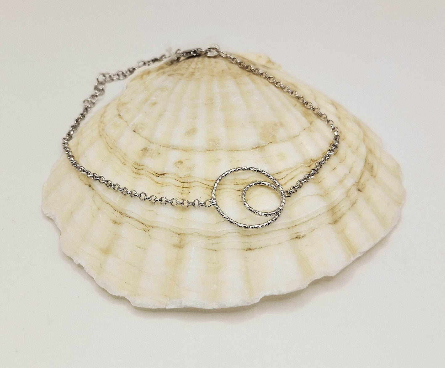 Ασημένιο βραχιόλι με σχέδιο διπλού κύκλου.
Μοντέρνος μινιμαλισμός.