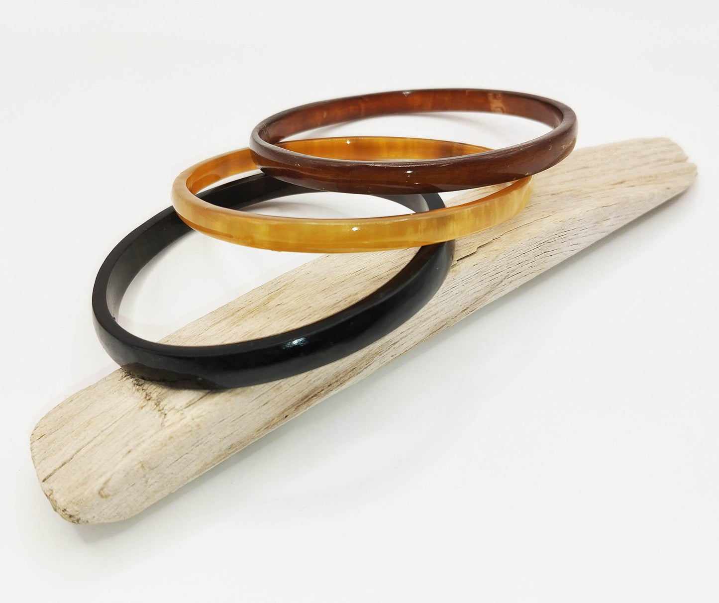 Σετ με τρία βραχιόλια από φυσικό κέρατο νεροβούβαλου.
Καθένα τους είναι σε διαφoρετική απόχρωση του κέρατου και μπορούν να συνδυαστούν με τα σκουλαρίκια μας από κέρατο.
