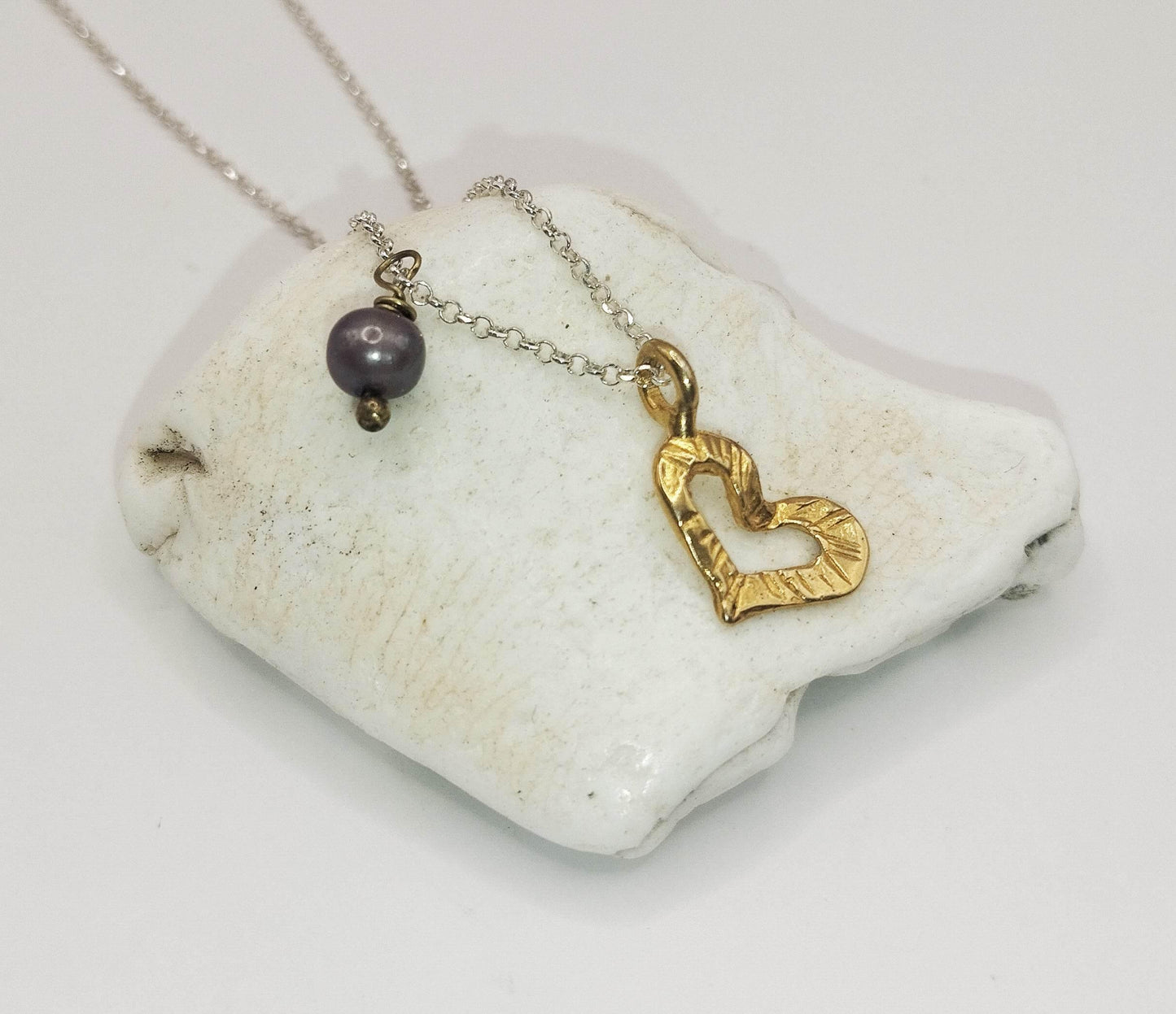 Κολιέ από ασήμι 925 με επίχρυσο μενταγιόν σε σχήμα καρδιάς και μαύρο μαργαριτάρι.