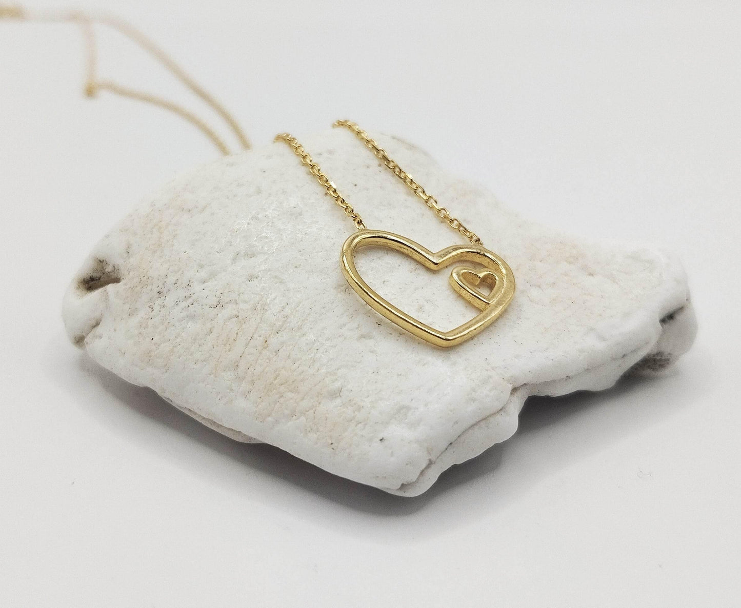 Κολιέ από επιχρυσωμένο ασήμι με επίχρυσο μενταγιόν σε σχήμα διπλής καρδιάς.