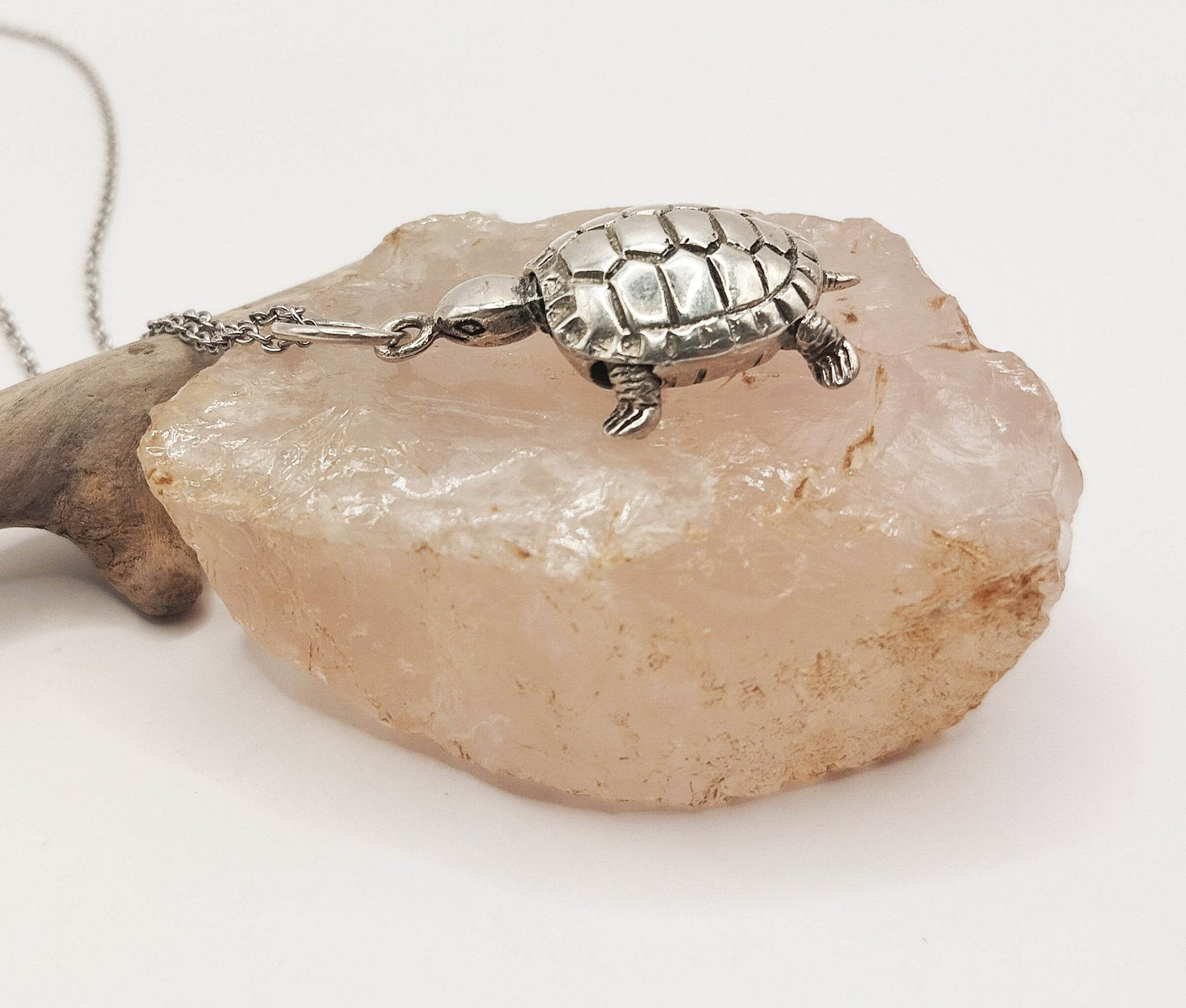 Ασημένιο κολιέ με ασημένιο μενταγιόν σε σχήμα χελώνας.
Το κεφάλι, η ουρά και τα πόδια της χελώνας είναι κινούμενα.