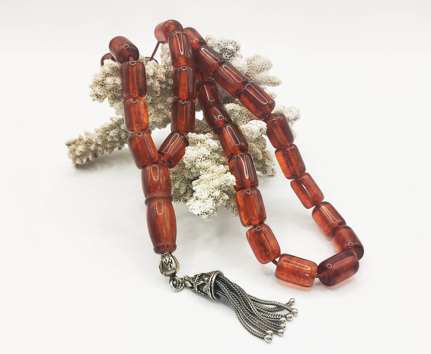 Χειροποίητο κομπολόι με 33 χάντρες από κεχριμπάρι, ασημένια φούντα και ασημένια στοιχεία.