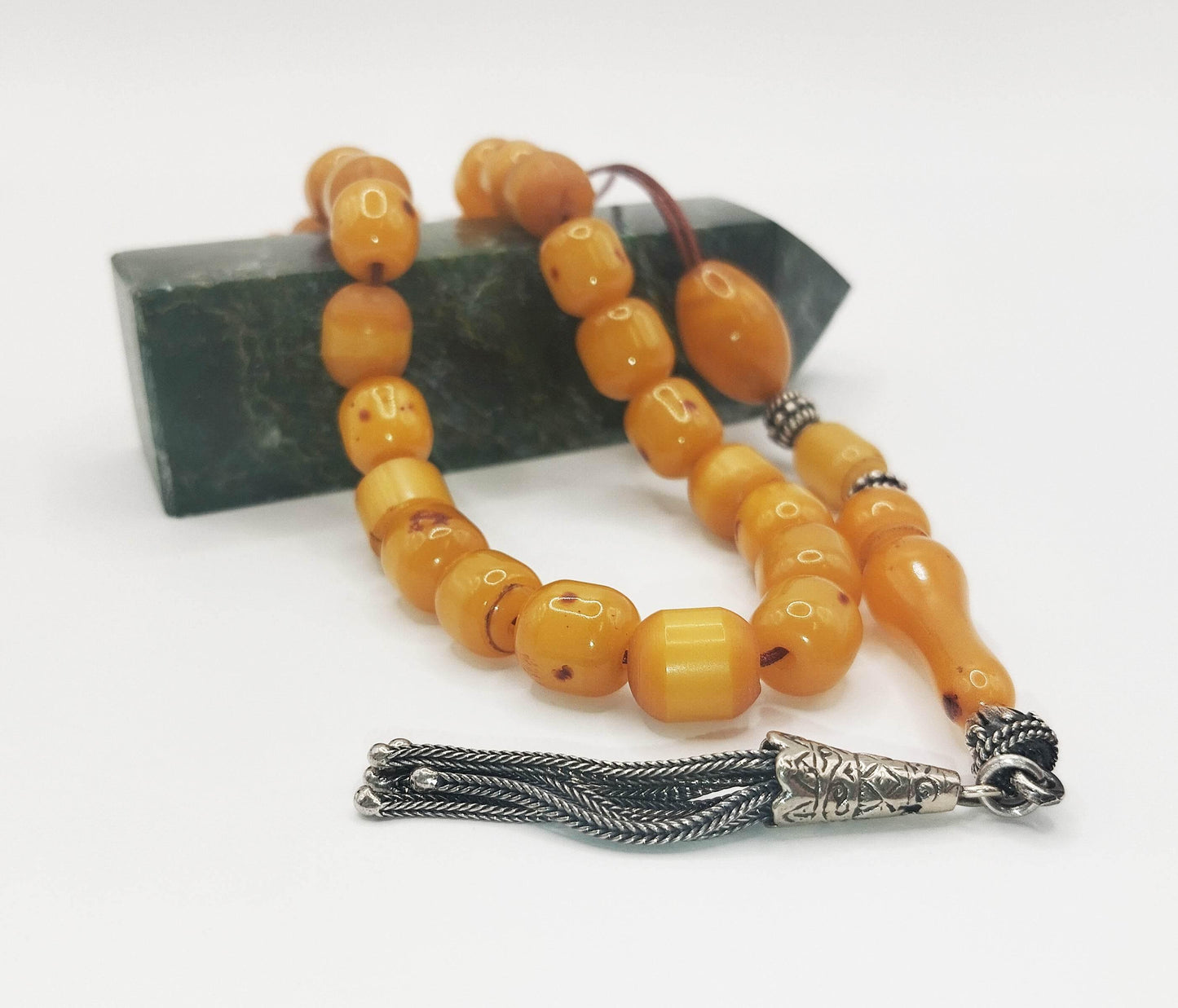 Χειροποίητο κομπολόι με 33 χάντρες από μαστίχα, ασημένια φούντα και ασημένια στοιχεία.